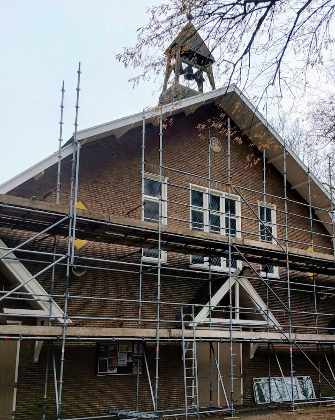 Restauratie en schilderwerk van de kapel OLV ter Nood in Heiloo met steiger, glas in lood en houtrotreparatie