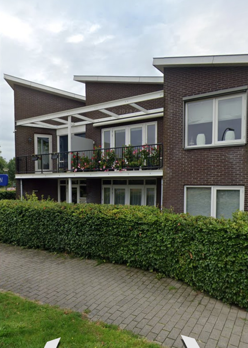 Onderhoudsschilderwerk aan balkons van een appartementencomplex