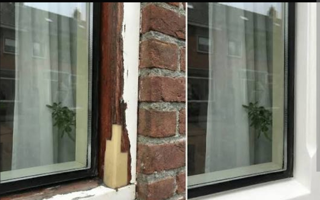 Voor en na foto van houtrotreparatie aan houten kozijn in bakstenen gevel — links zichtbare houtrot en afgebladderde verf, rechts hersteld met 2-componenten epoxy (Repair Care) en afgelakt in wit door Houtschilderwerk Limmen