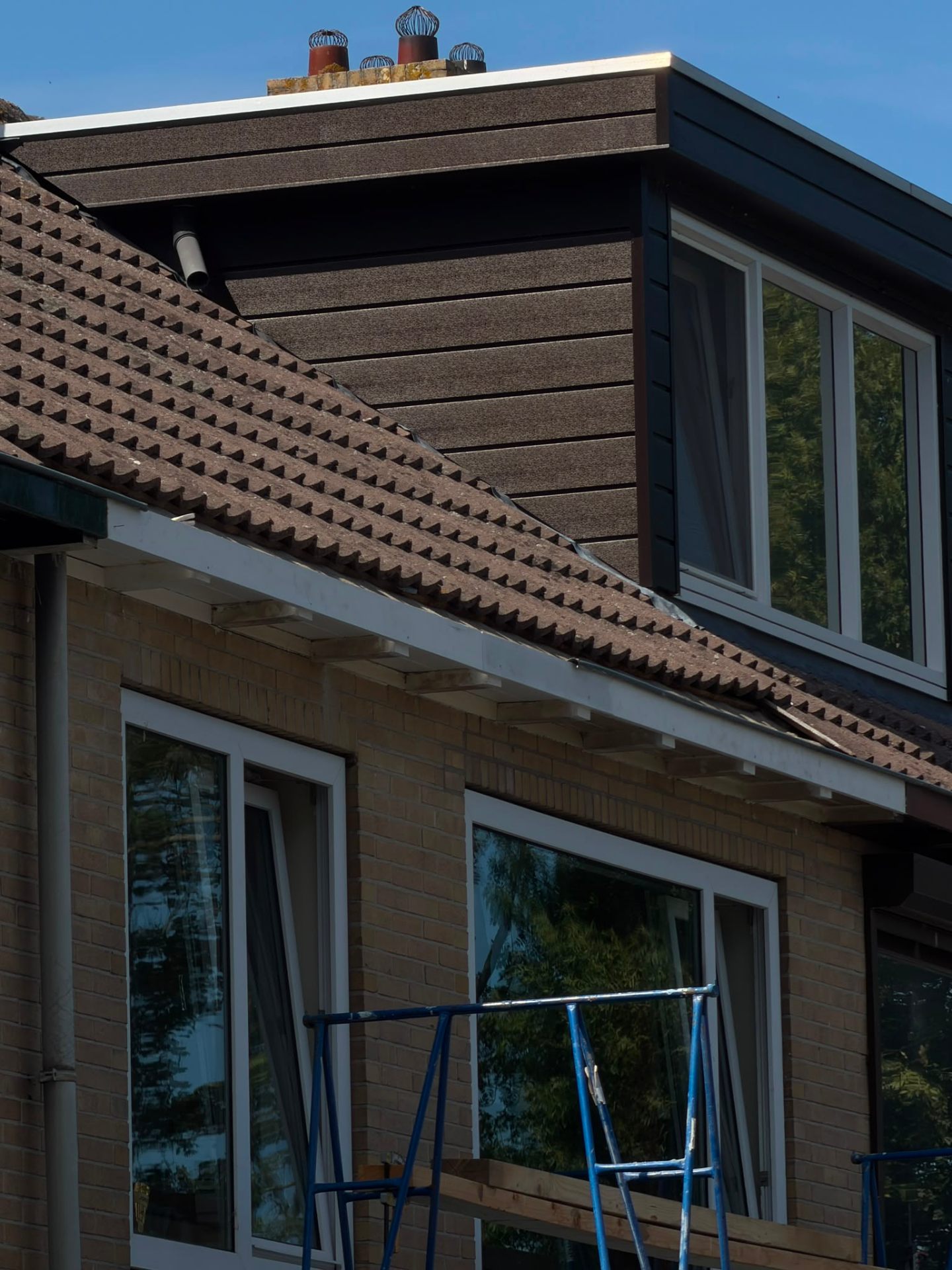 Nieuw boeideel en dakkapel met donkere betimmering na houtrotherstel in Limmen